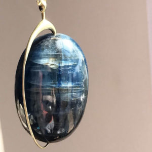 Tenthousandthings 18ct yellow gold and kyanite pendant