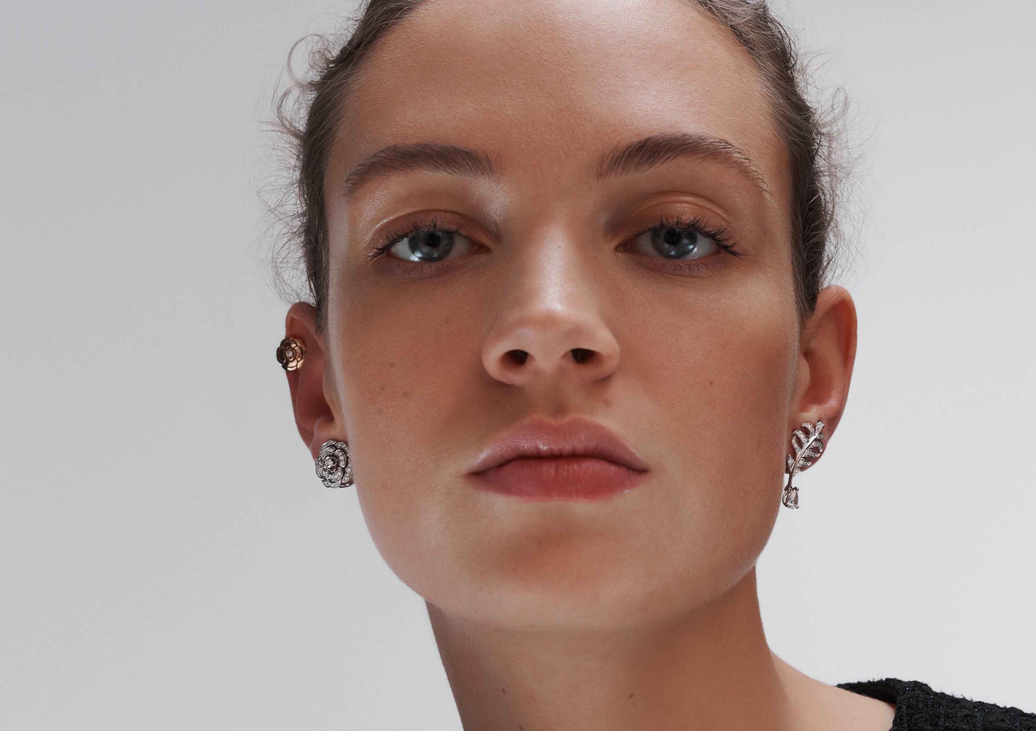 How to wear your earrings in 2020? The answer with CHANEL's style